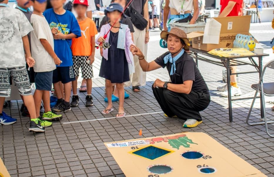 キャスティングチャレンジに参加する子どもたち