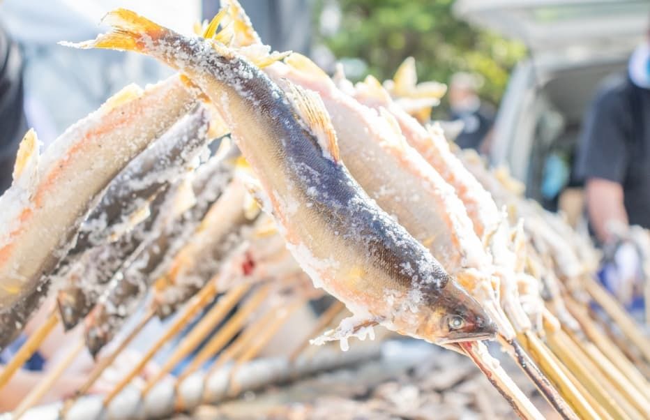 炭火で焼かれるあゆの塩焼き